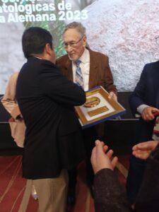Entrega de reconocimiento al Doctor Rubén Guarda